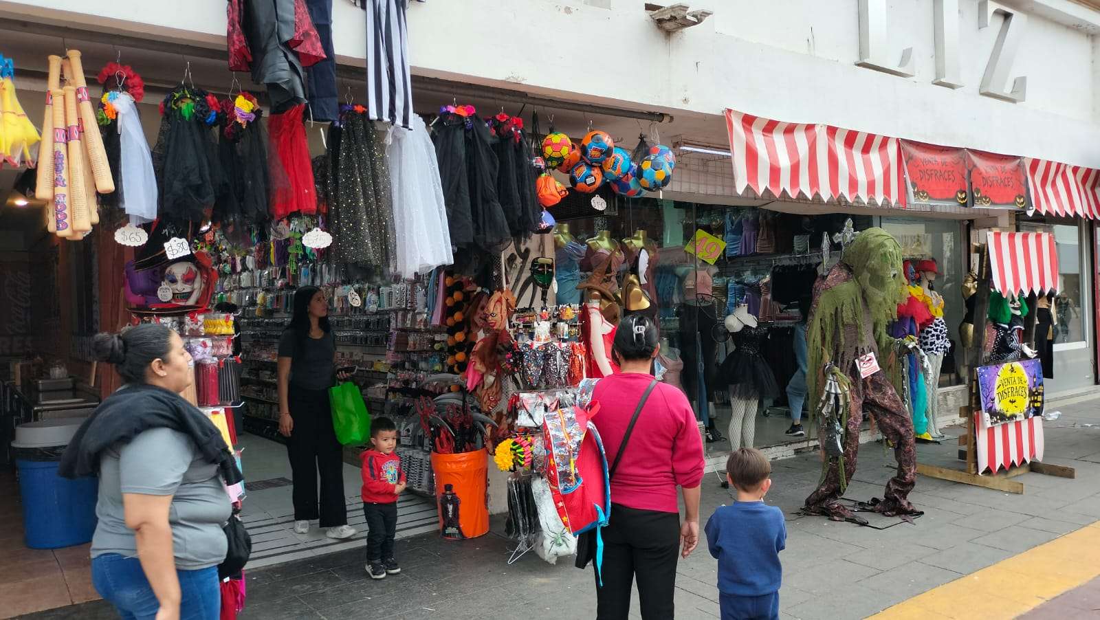 Ofrecen locales variedad en disfraces de todos los bolsillos