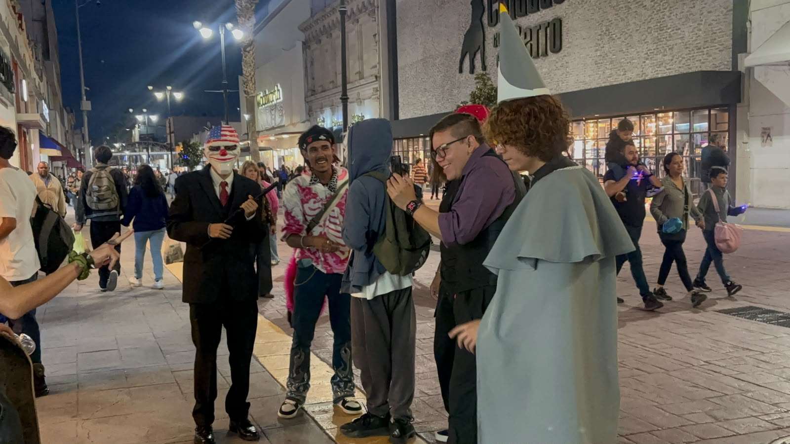 Lucen negocios del centro mercancía de Halloween