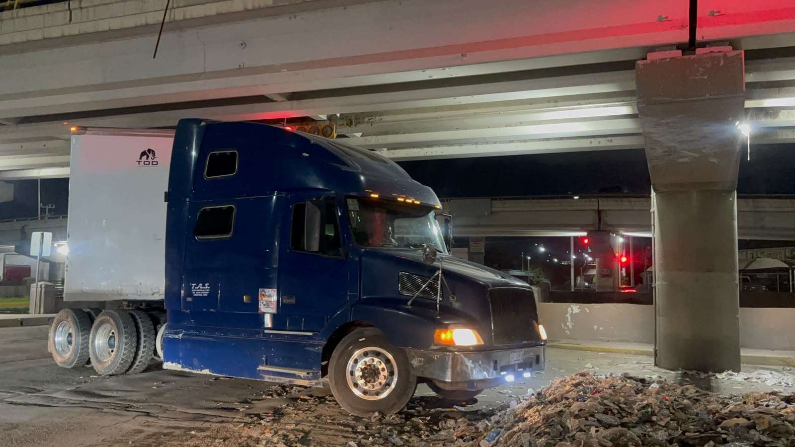Tira carga tráiler y se da la fuga y genera caos