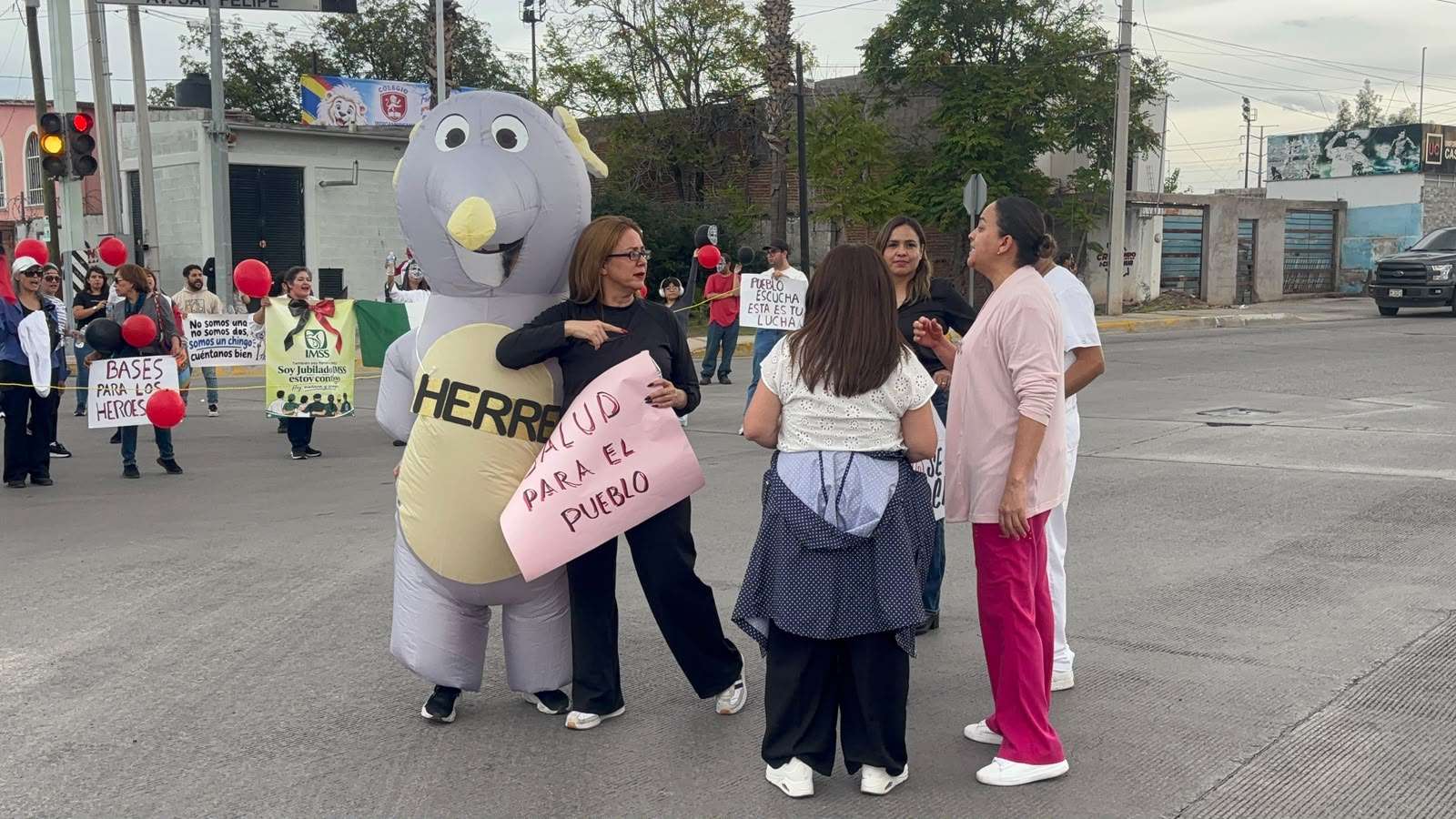 Bloquean trabajadores del Imss cantera y avenida San Felipe