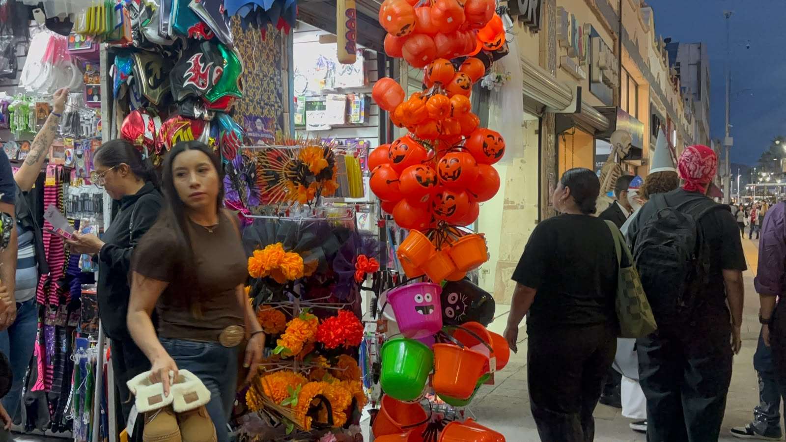 Lucen negocios del centro mercancía de Halloween