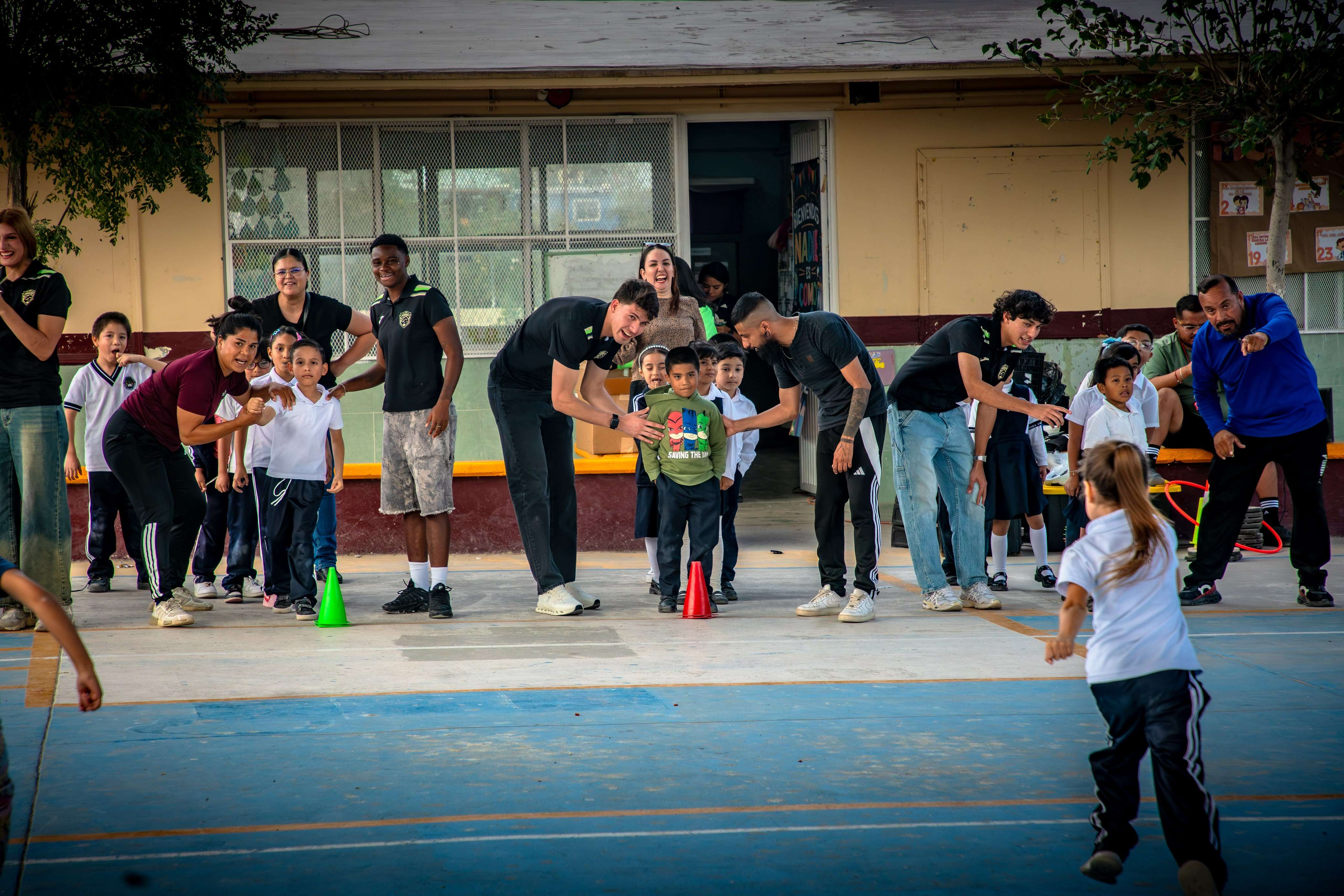 Llevan Bravos deporte y convivencia a niñas y niños de primaria 
