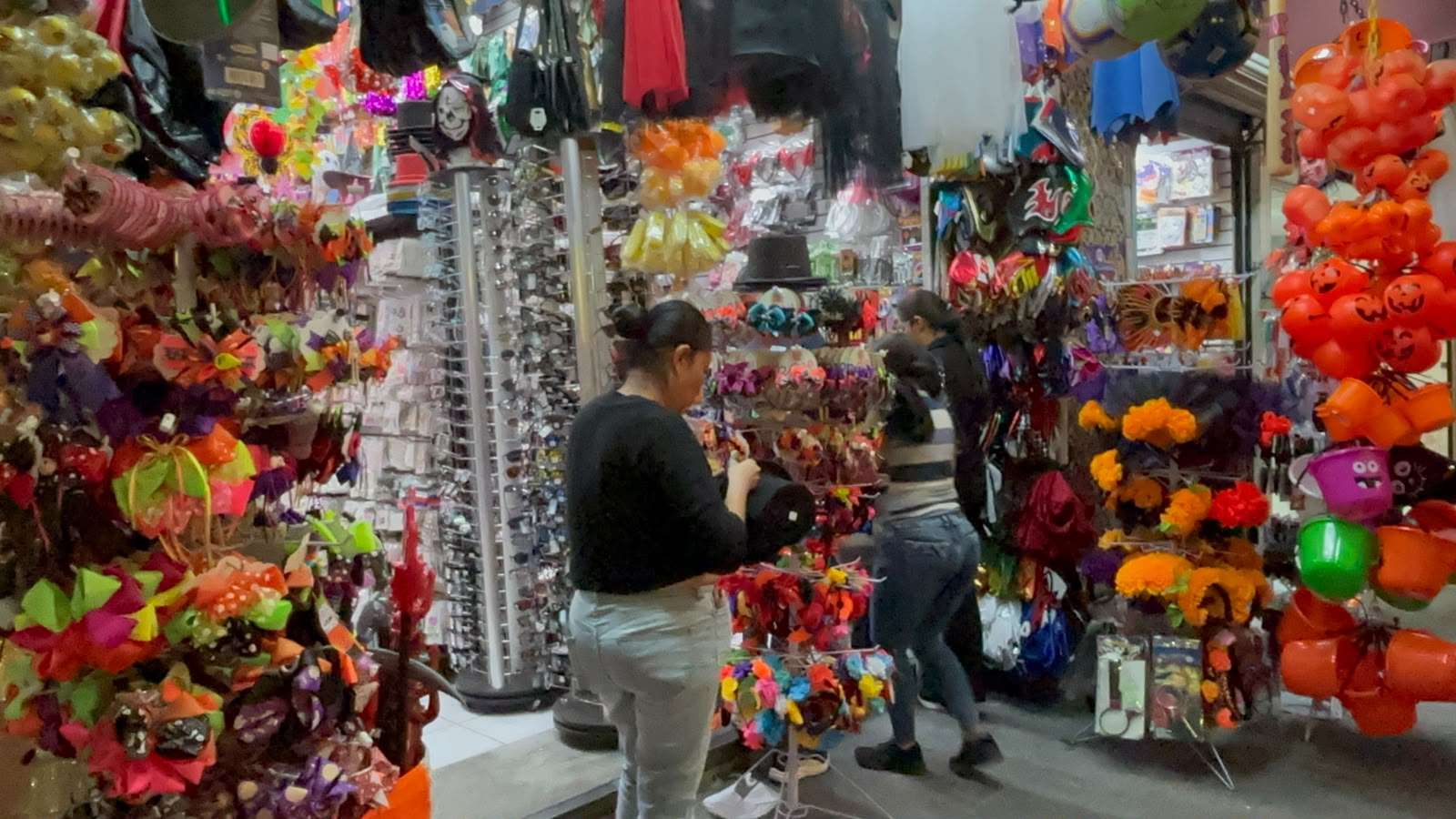 Lucen negocios del centro mercancía de Halloween