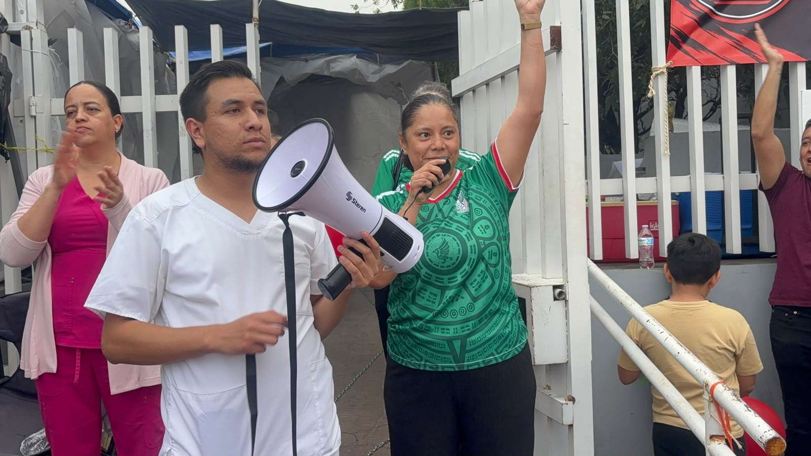 Se encadena en las instalaciones del sindicato del Imss