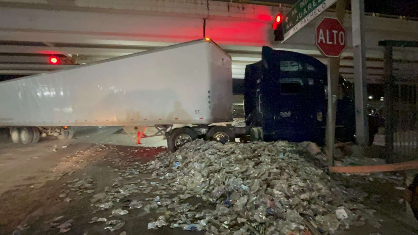 Tira carga tráiler y se da la fuga y genera caos