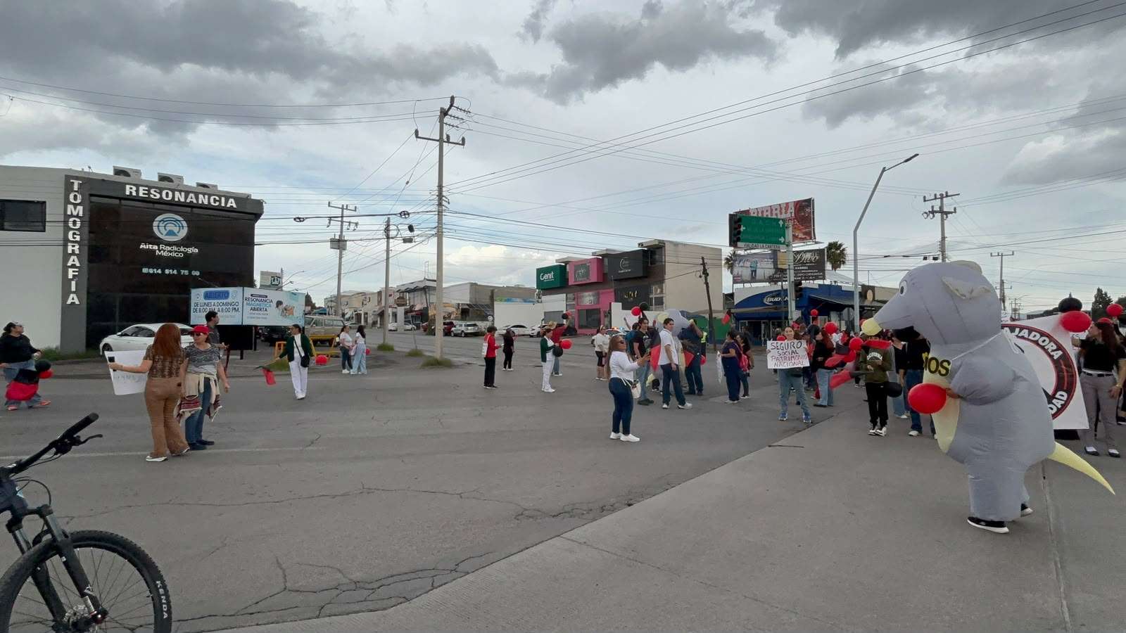 Bloquean trabajadores del Imss cantera y avenida San Felipe