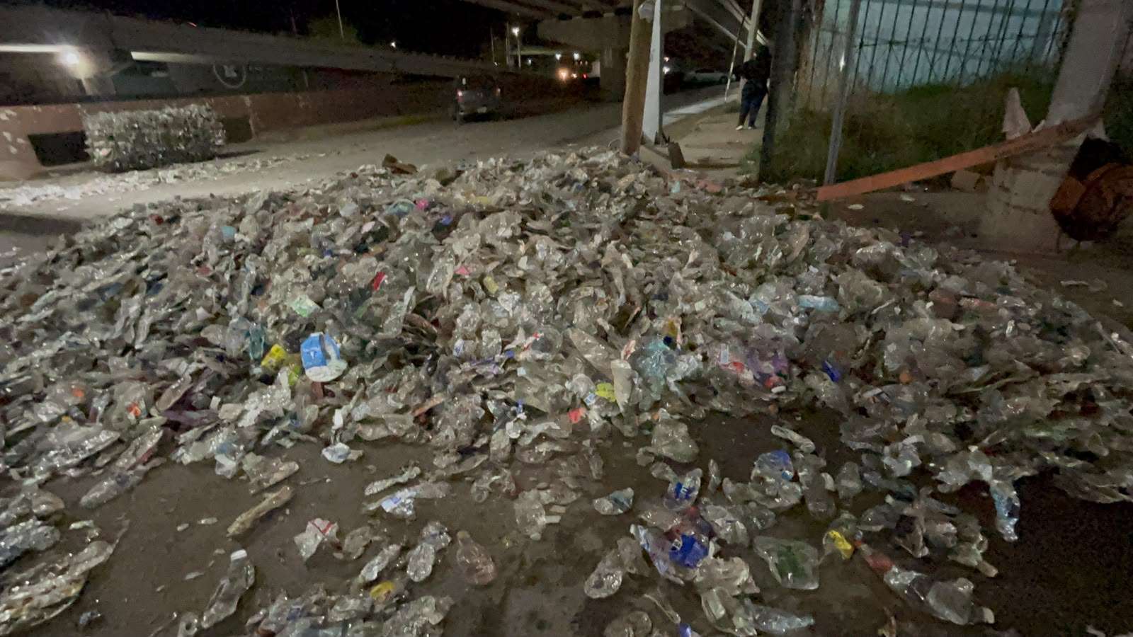 Tira carga tráiler y se da la fuga y genera caos