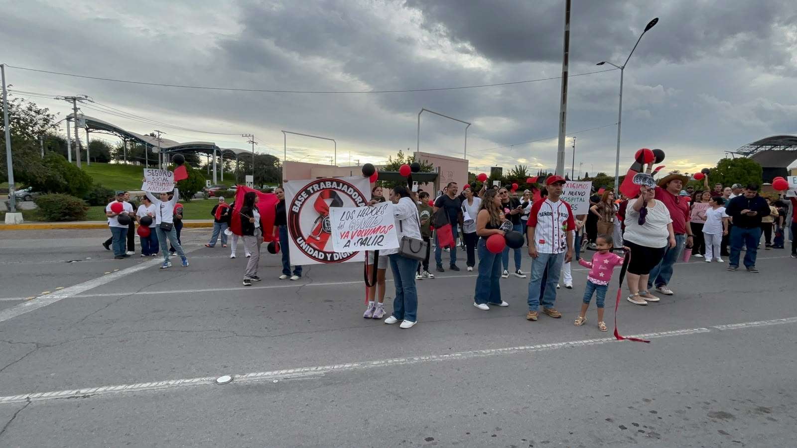 Detienen su marcha trabajadores frente a la clínica 33