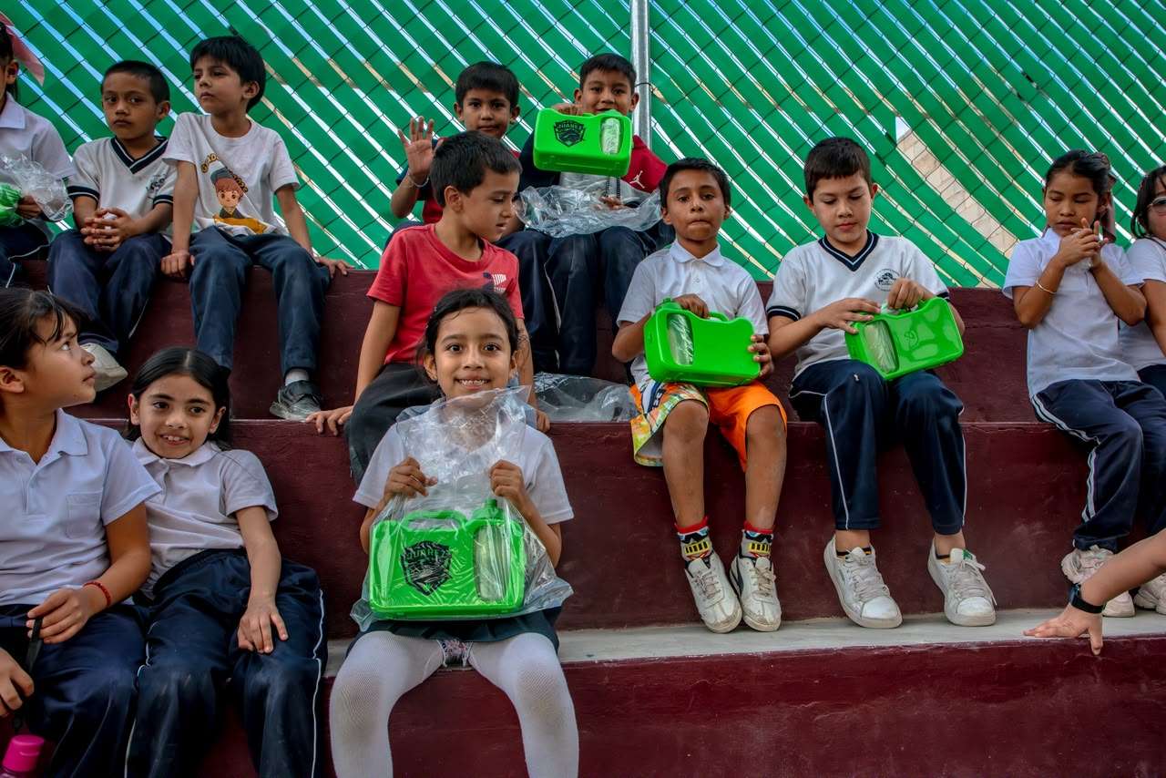Llevan Bravos deporte y convivencia a niñas y niños de primaria 