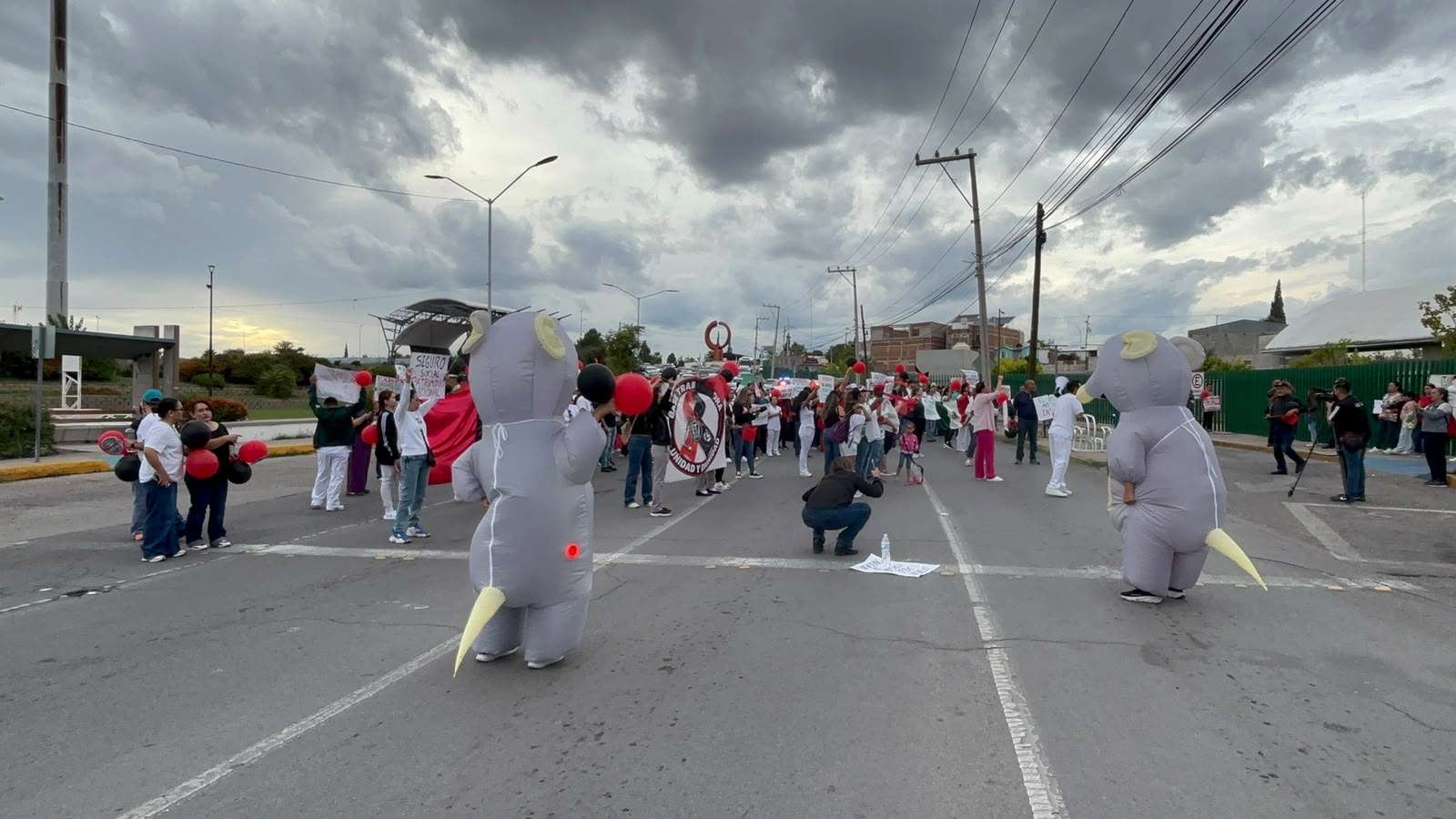 Detienen su marcha trabajadores frente a la clínica 33