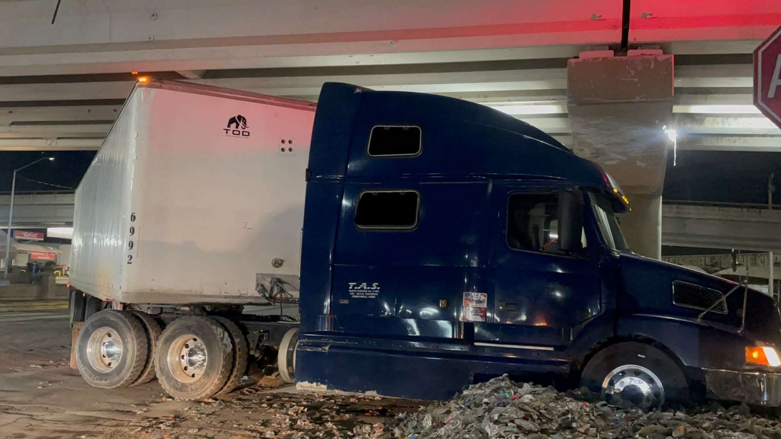 Tira carga tráiler y se da la fuga y genera caos