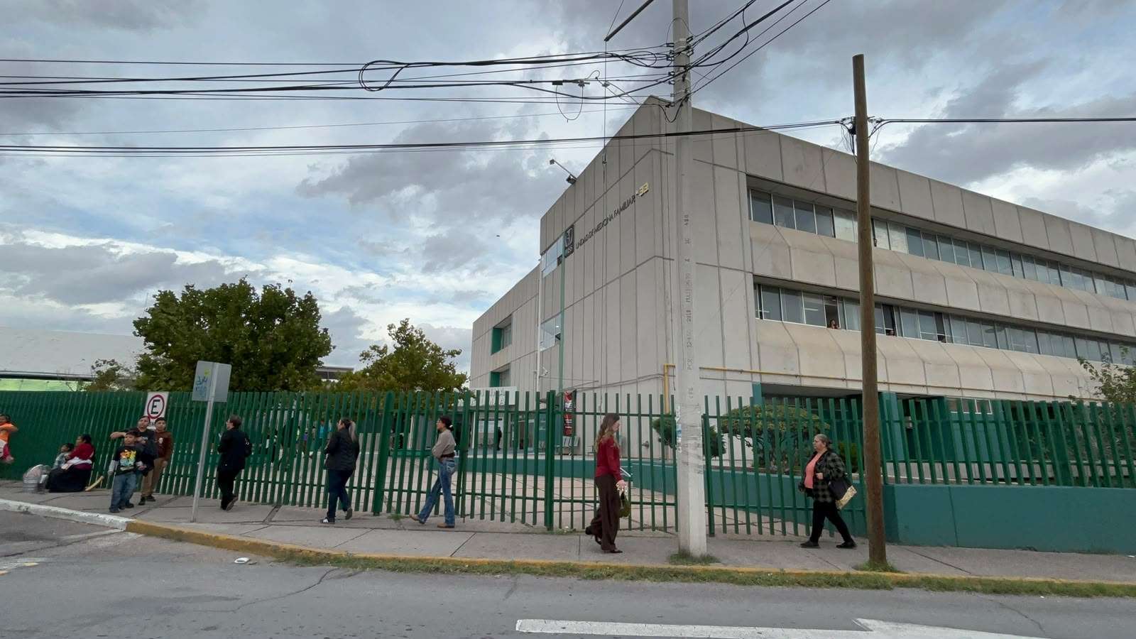 Detienen su marcha trabajadores frente a la clínica 33