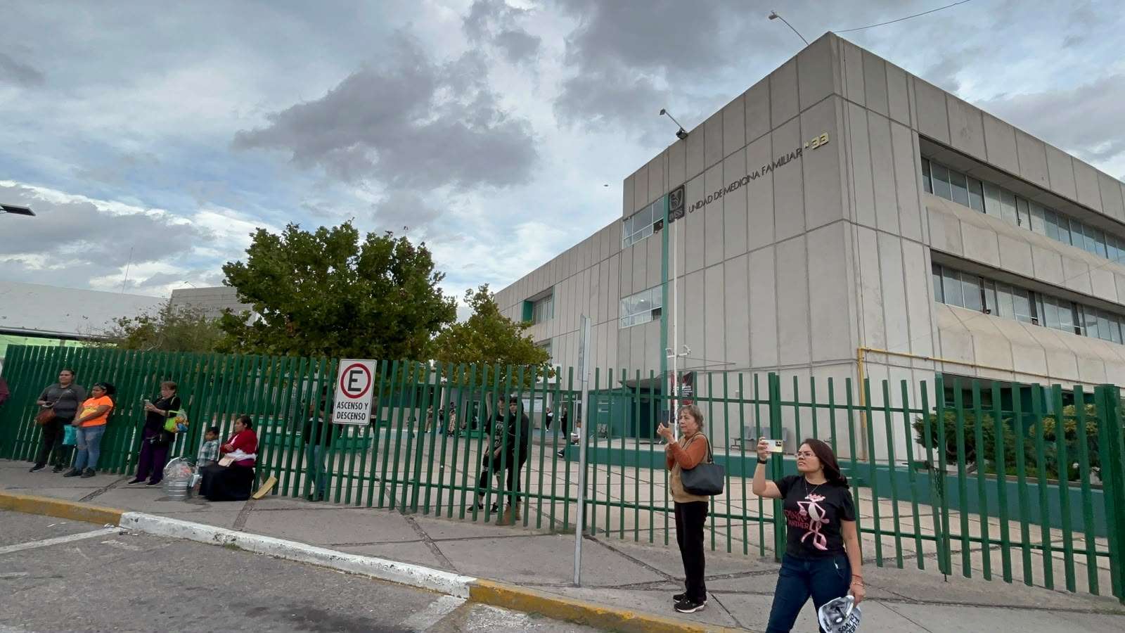 Detienen su marcha trabajadores frente a la clínica 33