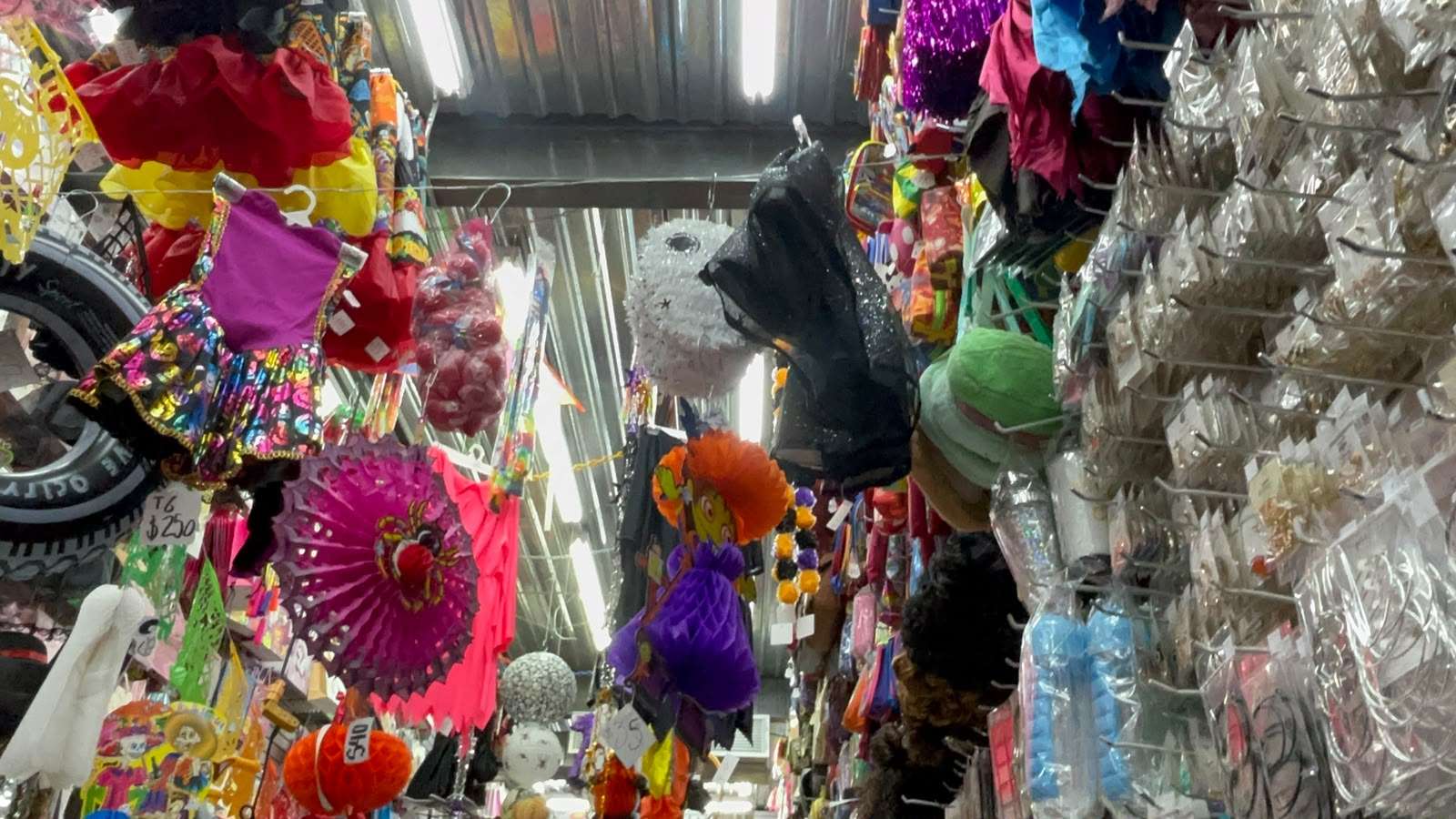 Lucen negocios del centro mercancía de Halloween