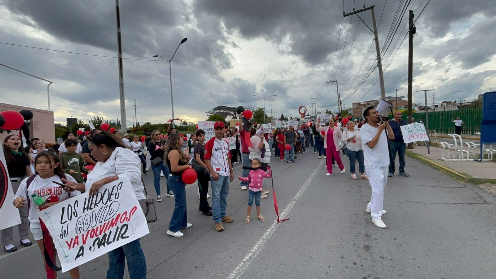 Detienen su marcha trabajadores frente a la clínica 33