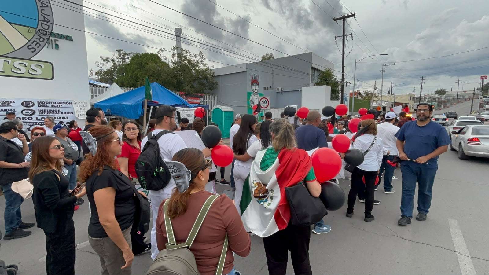 Bloquean sindicatos unidos dos carriles de la Independencia 