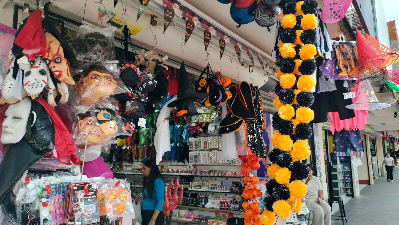 Ofrecen locales variedad en disfraces de todos los bolsillos
