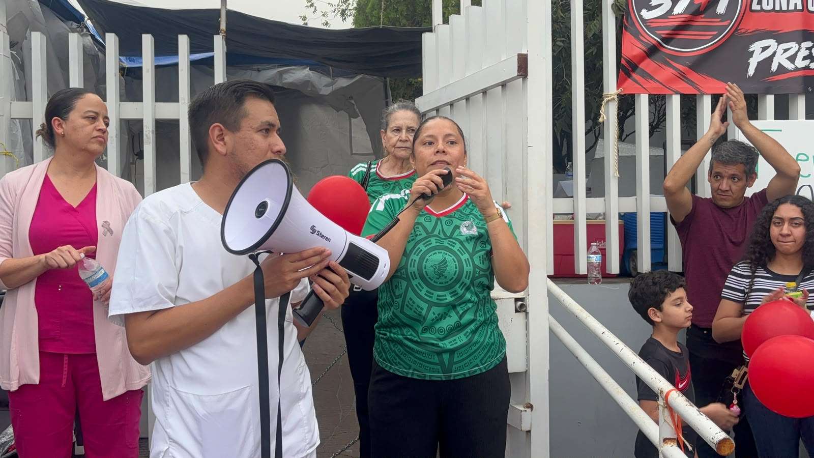 Se encadena en las instalaciones del sindicato del Imss