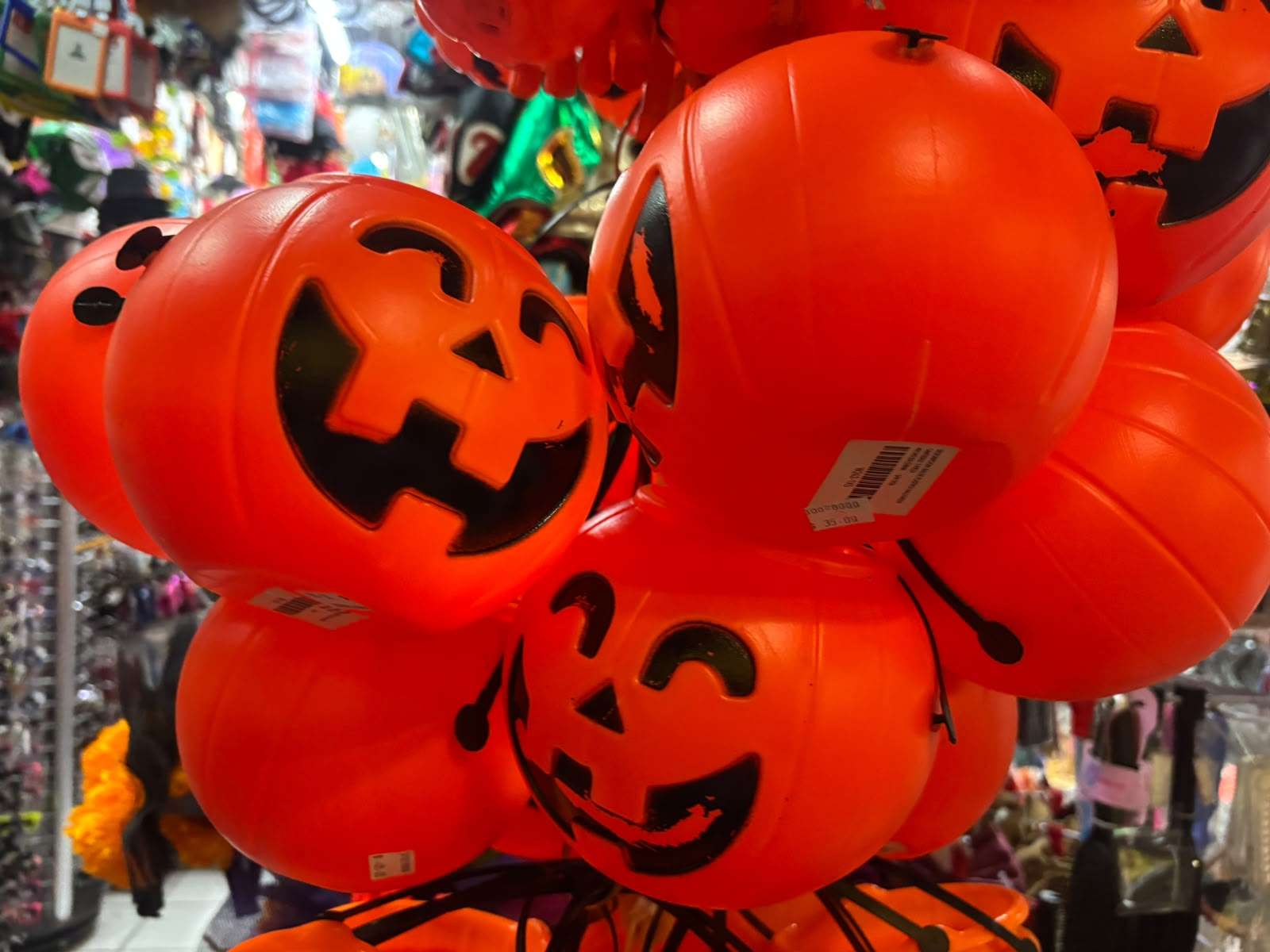 Lucen negocios del centro mercancía de Halloween
