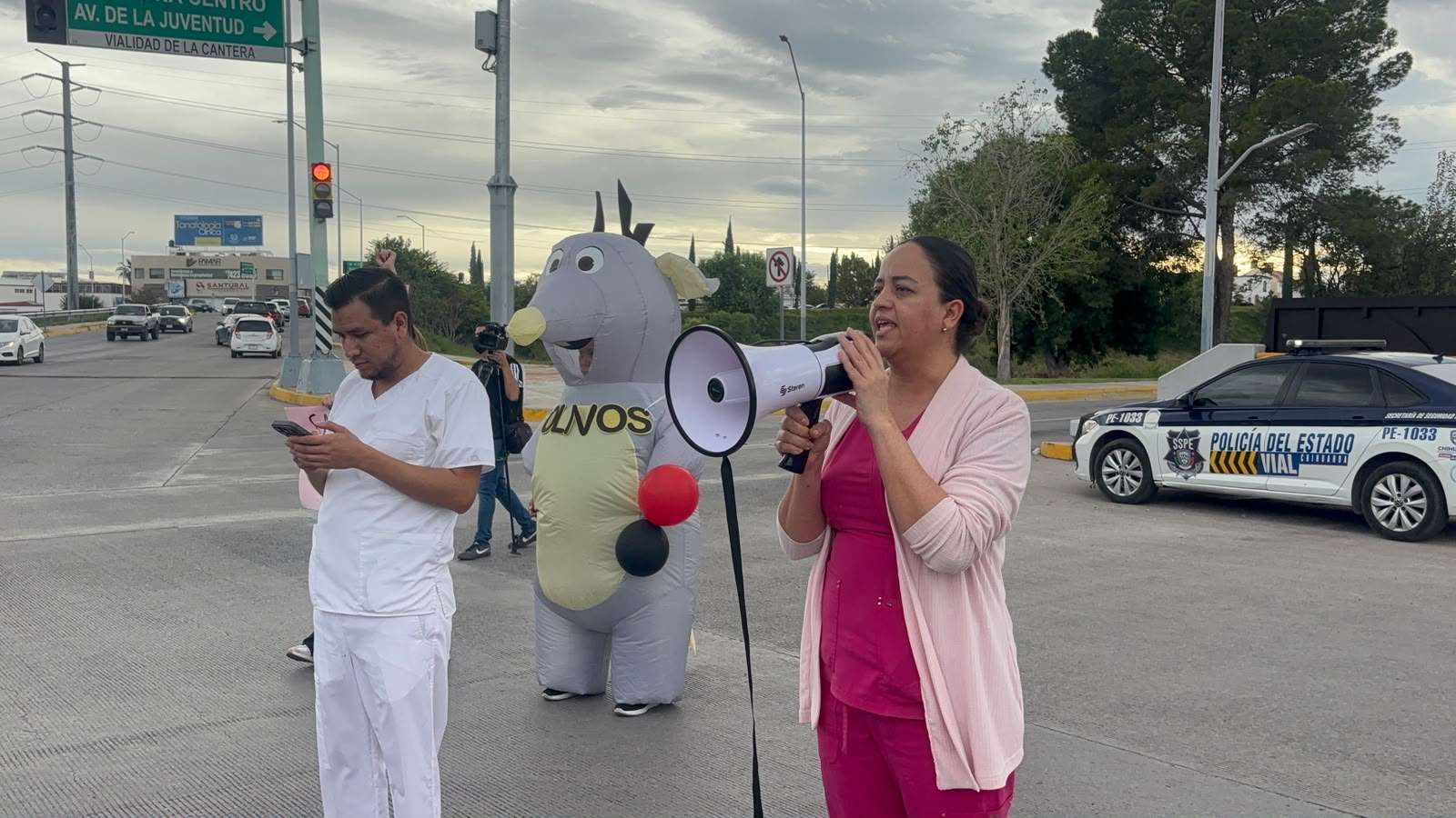 Bloquean trabajadores del Imss cantera y avenida San Felipe