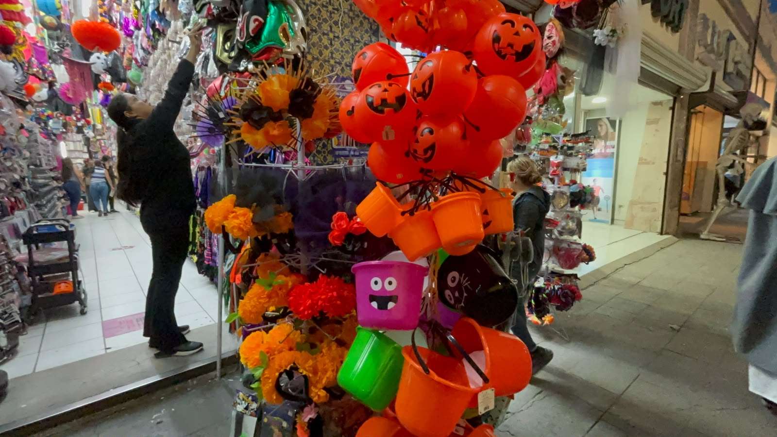 Lucen negocios del centro mercancía de Halloween