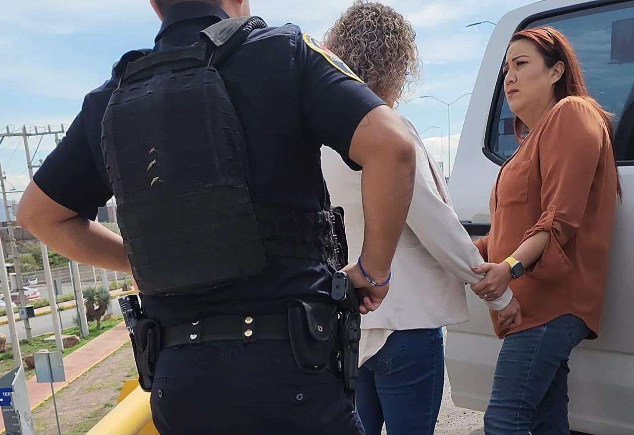 Auxilian policías municipales a mujer en crisis