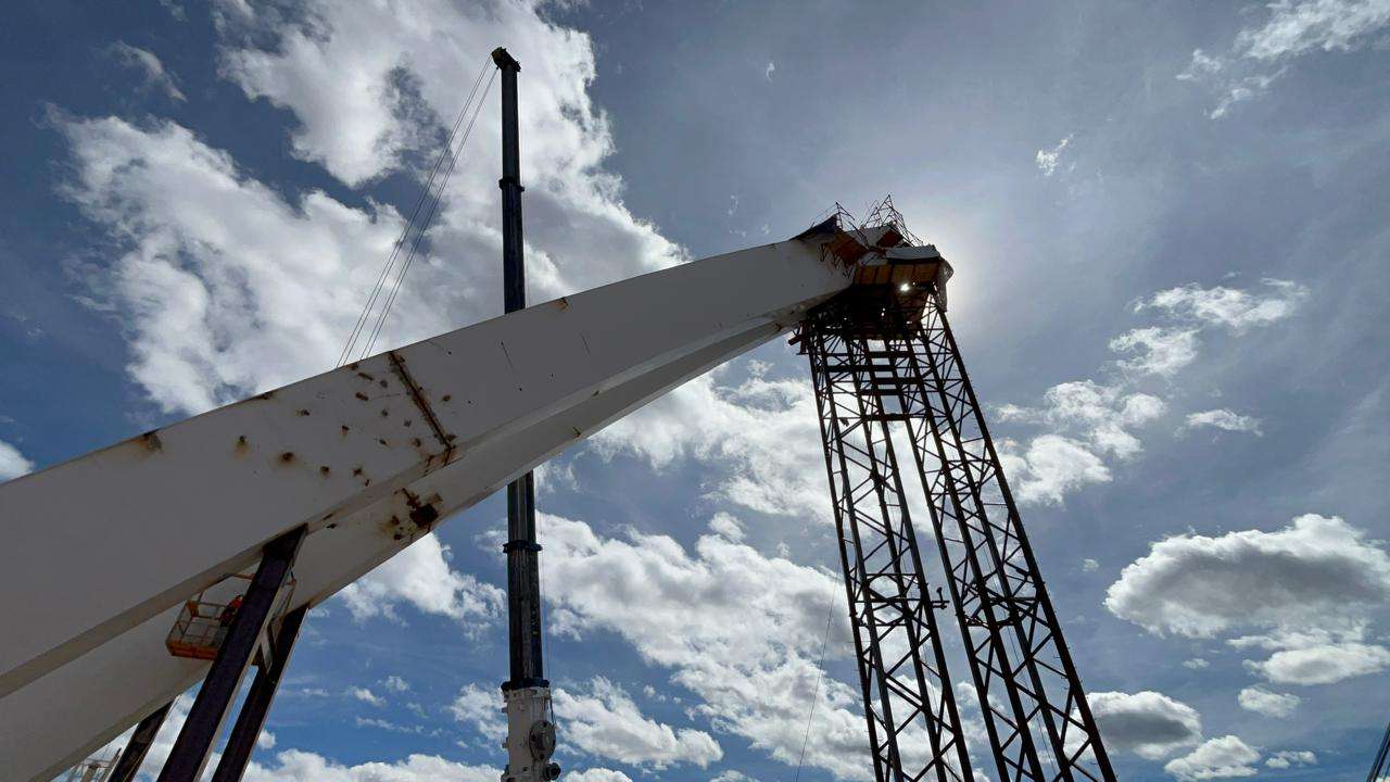 Concluyen instalación de tubos de agua en el puente atirantado