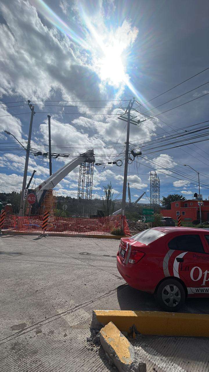 Concluyen instalación de tubos de agua en el puente atirantado