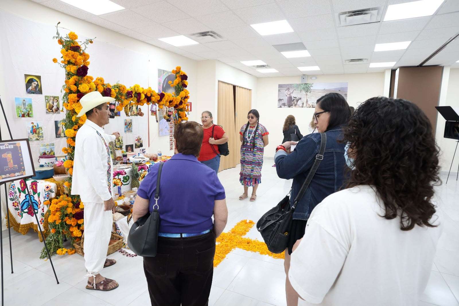 Realizan concurso de Altares de Muertos de los pueblos originarios