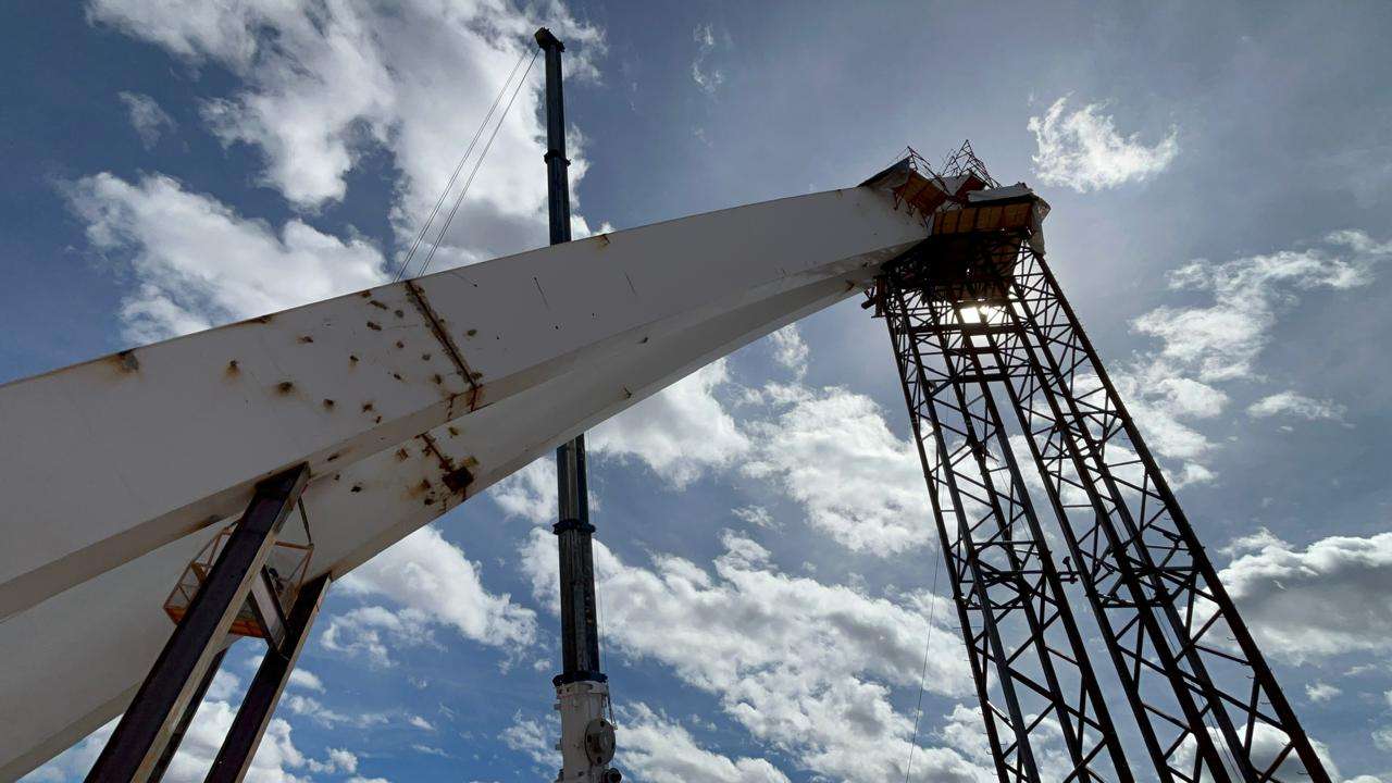 Concluyen instalación de tubos de agua en el puente atirantado