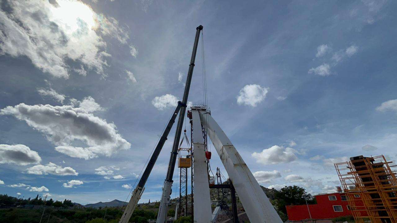 Concluyen instalación de tubos de agua en el puente atirantado