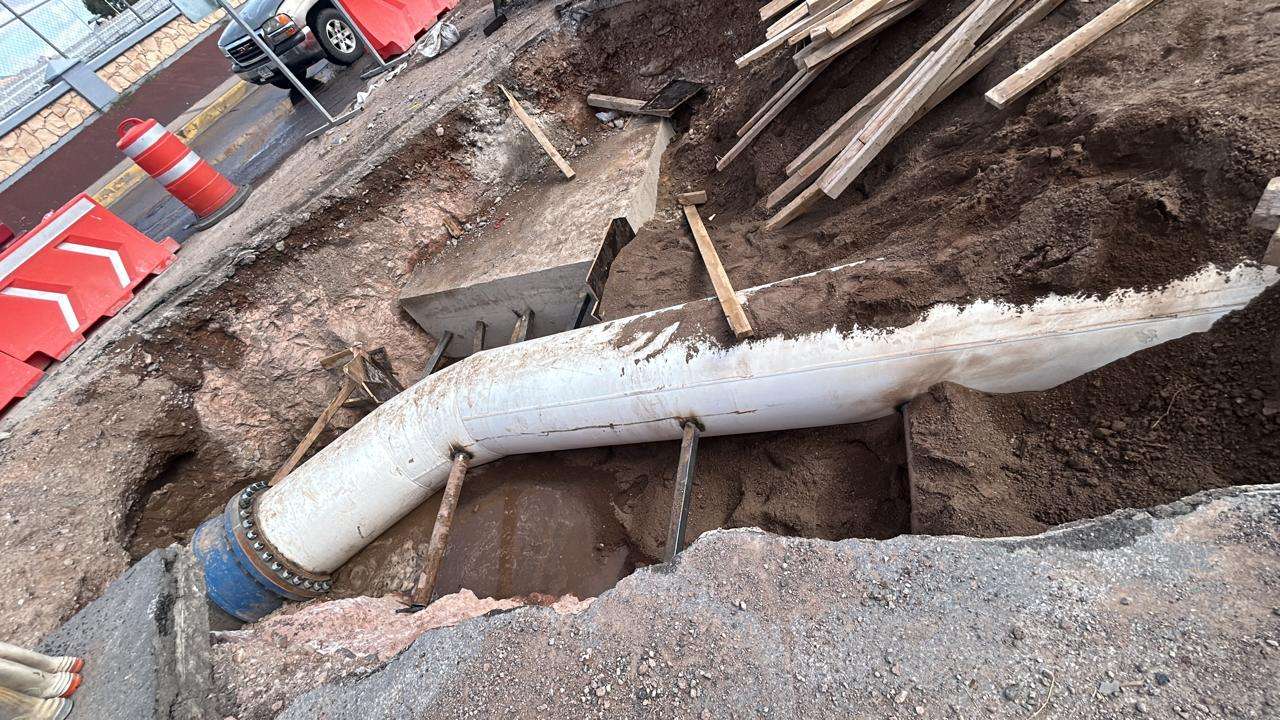 Concluyen instalación de tubos de agua en el puente atirantado