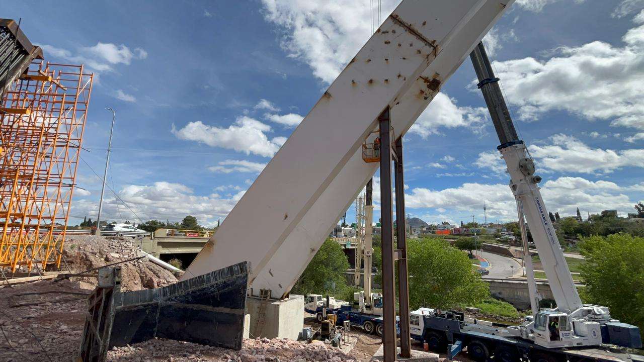 Concluyen instalación de tubos de agua en el puente atirantado