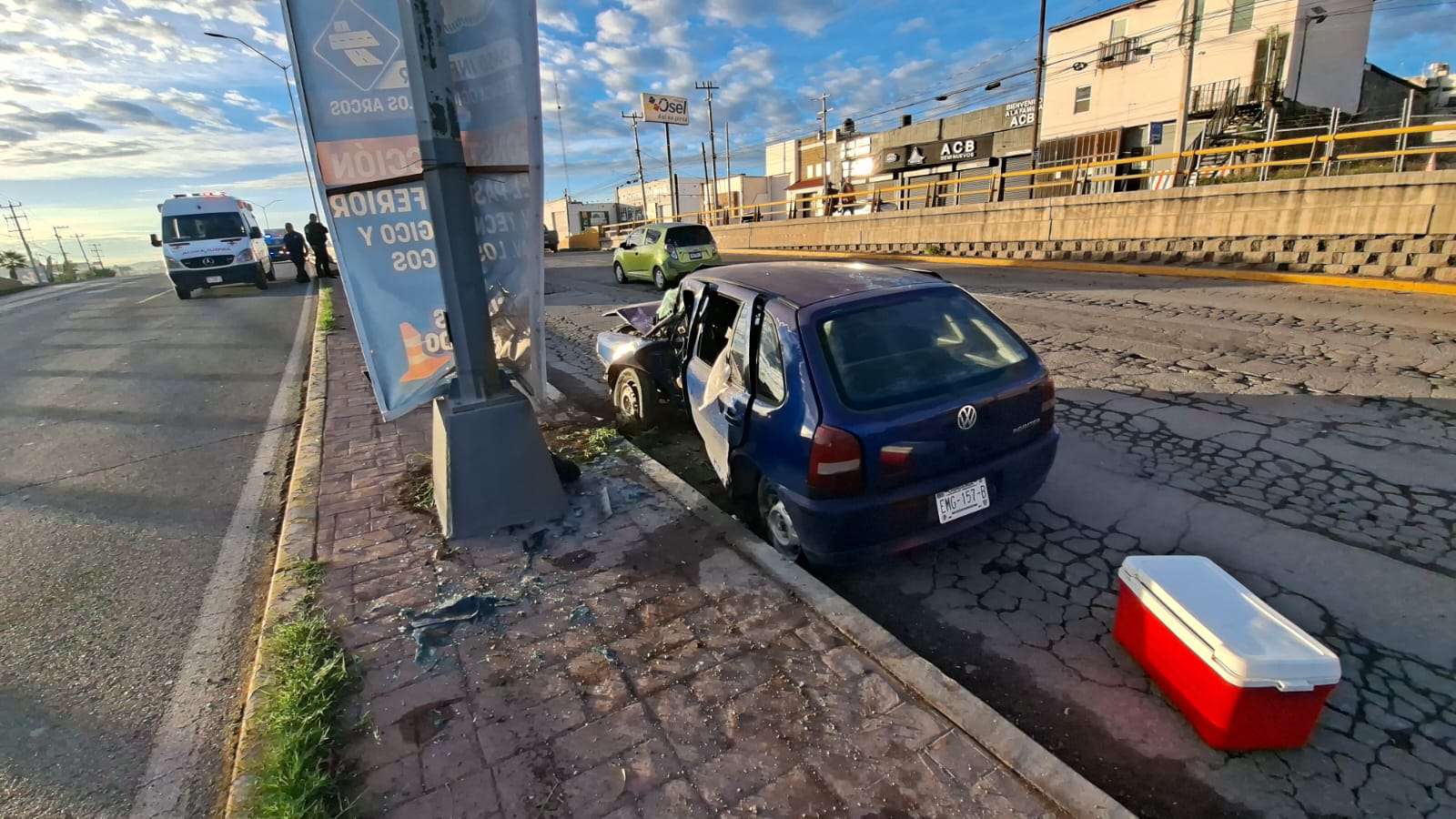 Choca tamalero contra poste y vuelca en la Tecnológico