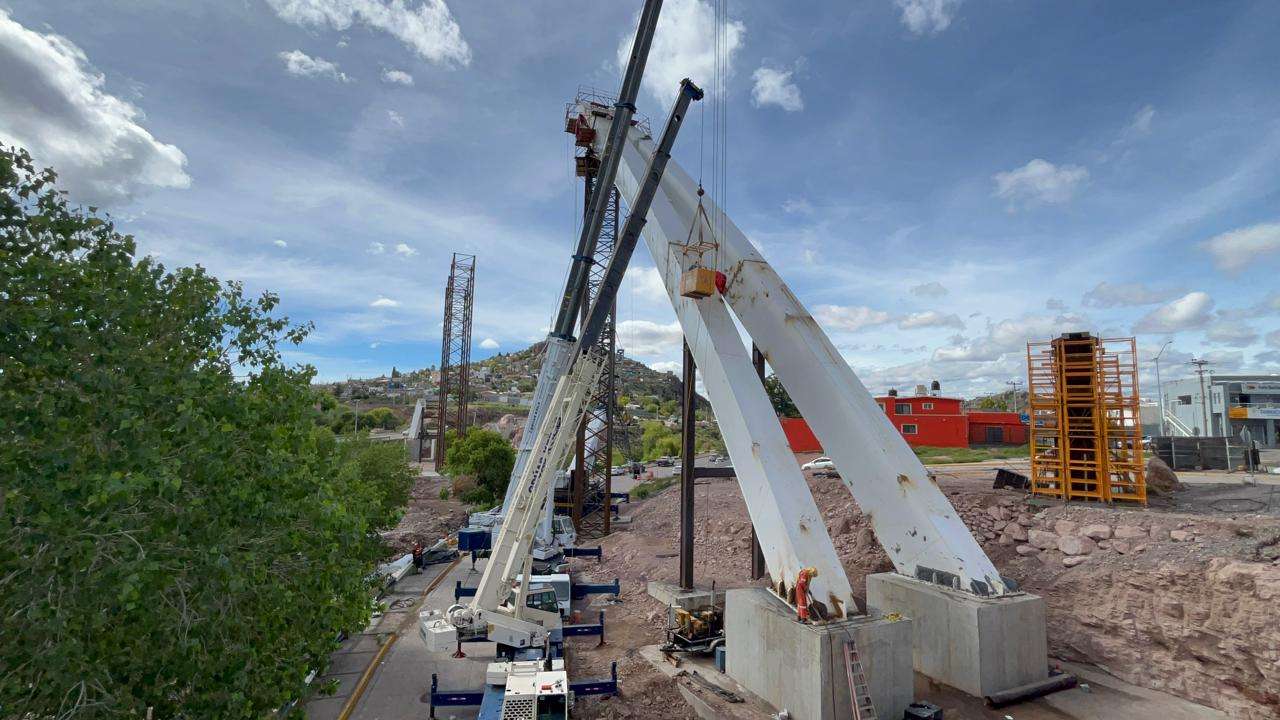 Concluyen instalación de tubos de agua en el puente atirantado