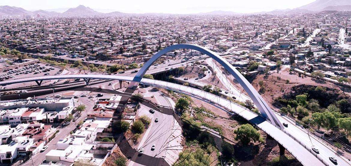 Concluyen instalación de tubos de agua en el puente atirantado