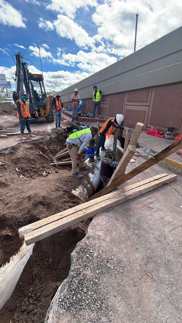 Concluyen instalación de tubos de agua en el puente atirantado