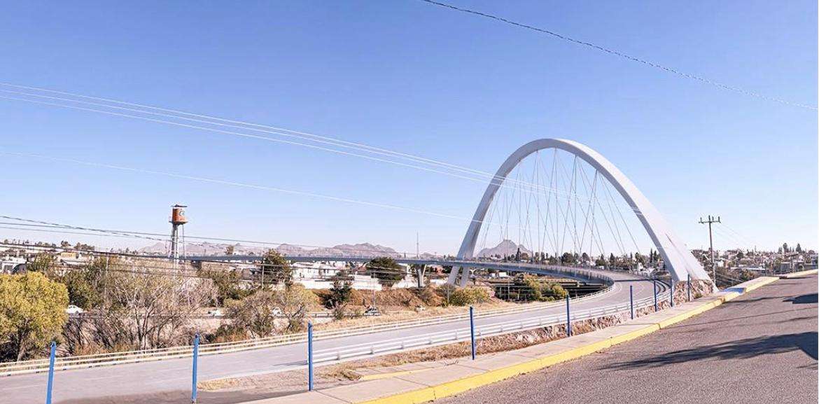 Concluyen instalación de tubos de agua en el puente atirantado