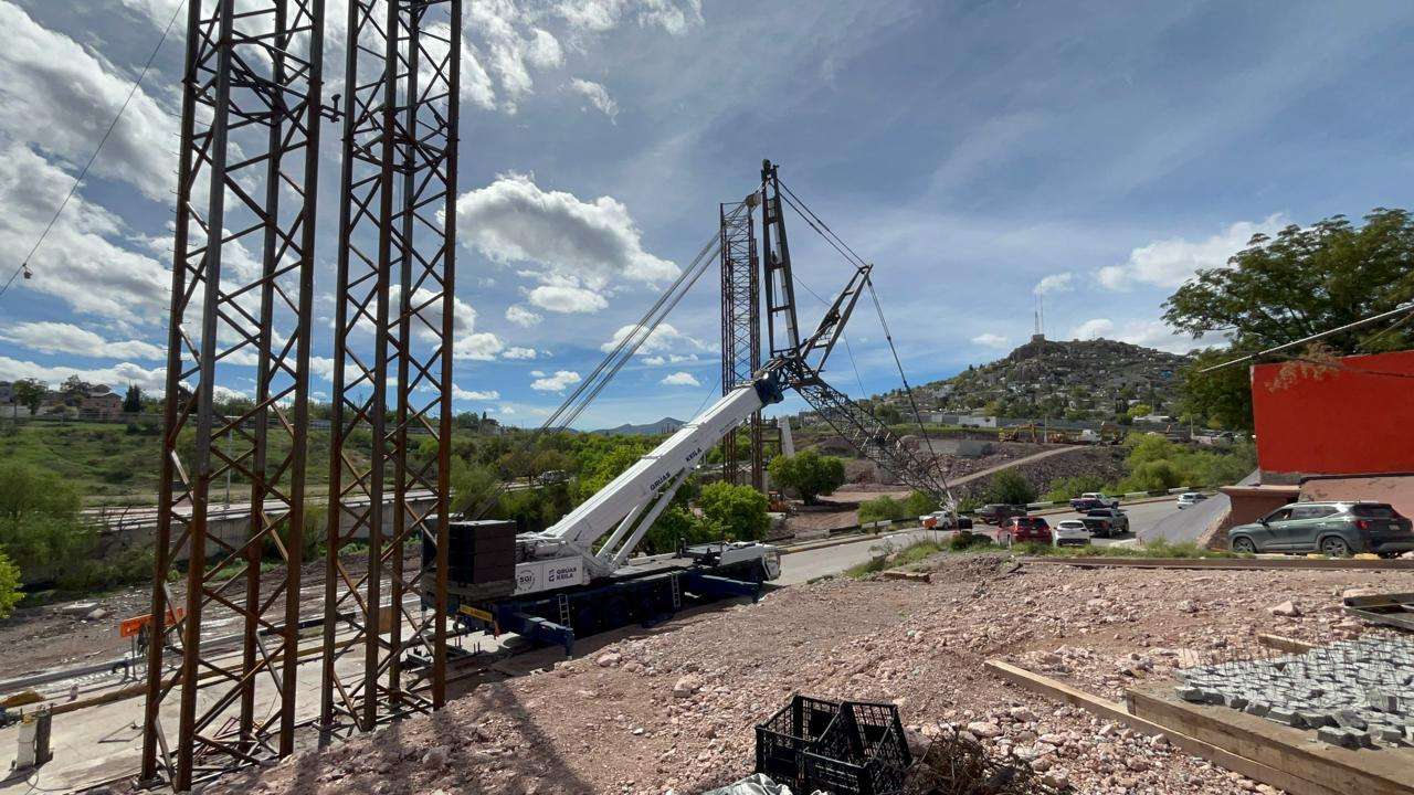 Concluyen instalación de tubos de agua en el puente atirantado