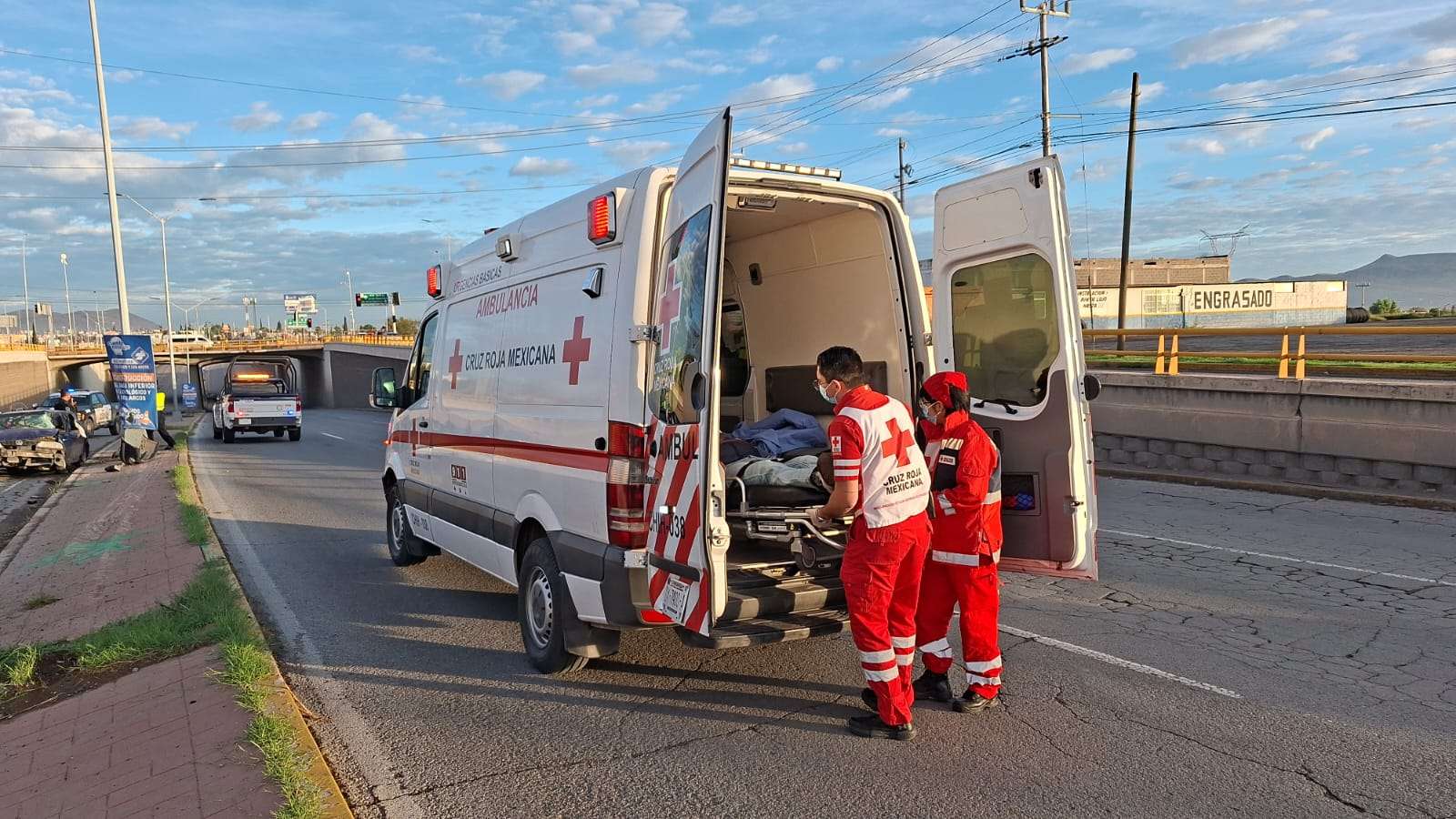 Choca tamalero contra poste y vuelca en la Tecnológico