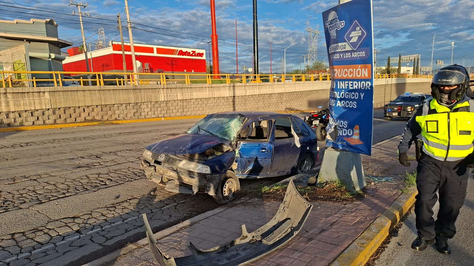 Choca tamalero contra poste y vuelca en la Tecnológico