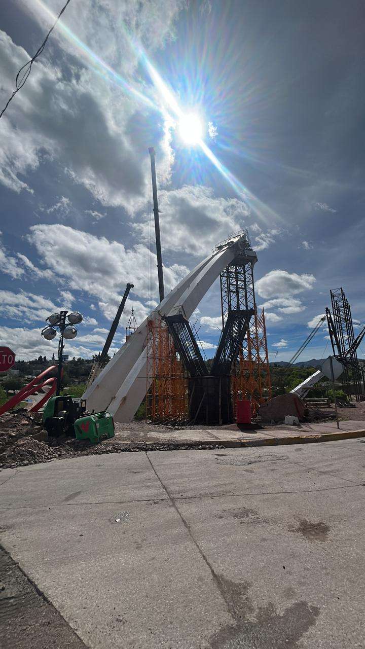 Concluyen instalación de tubos de agua en el puente atirantado