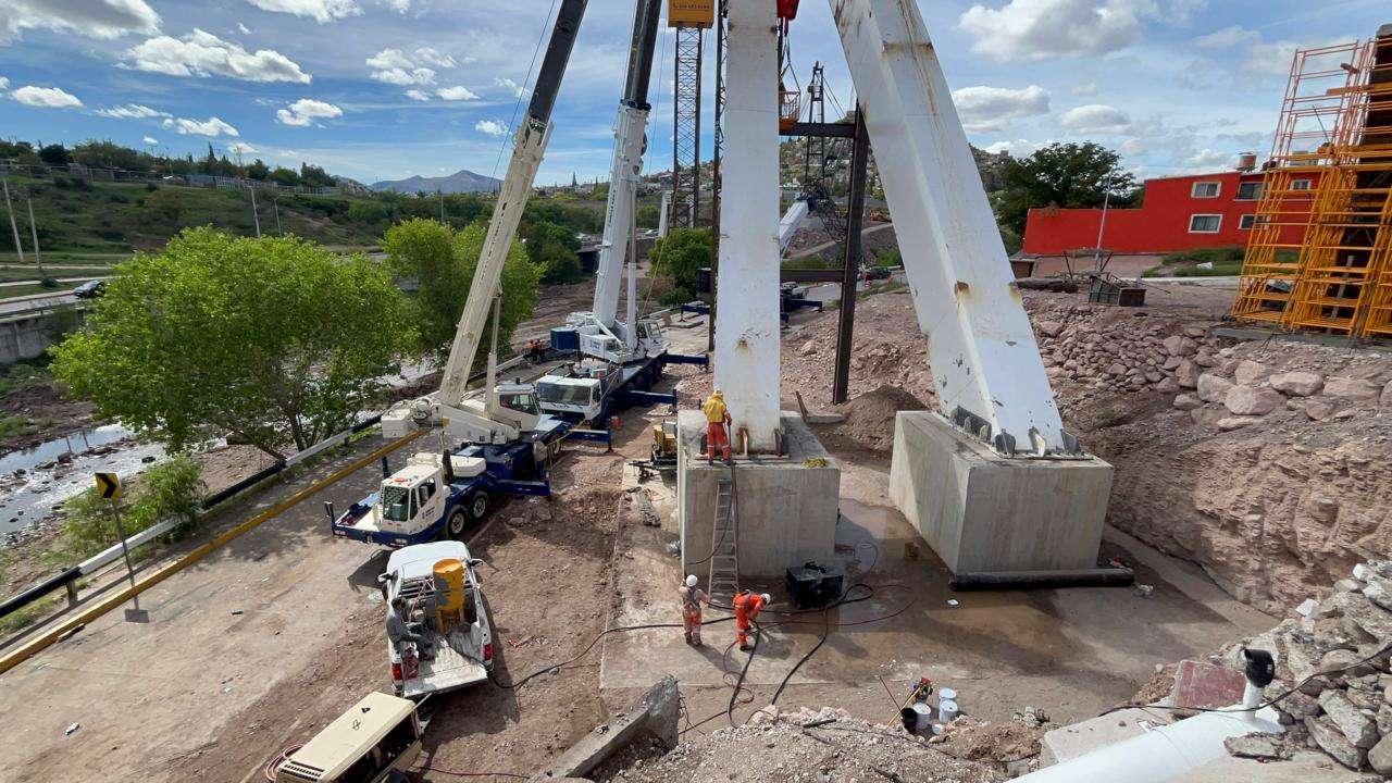 Concluyen instalación de tubos de agua en el puente atirantado