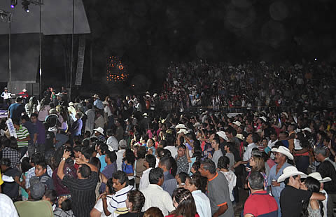 Miles de personas esperando el concierto