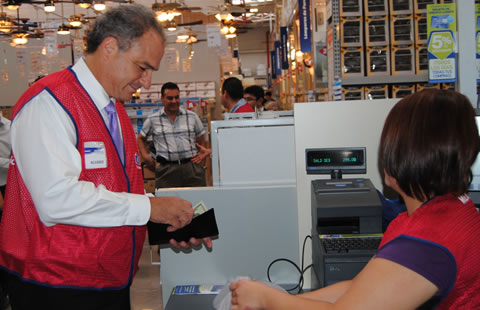 Álvaro Navarro fue el primer cliente de la tienda