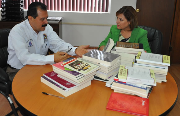 Entregó 59 libros