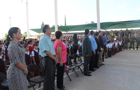 Maestros y alumnos participan de evento cívico