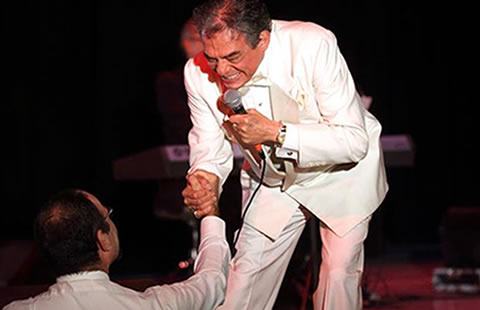 Cae José José de escenario durante festejo por 50 años de carrera