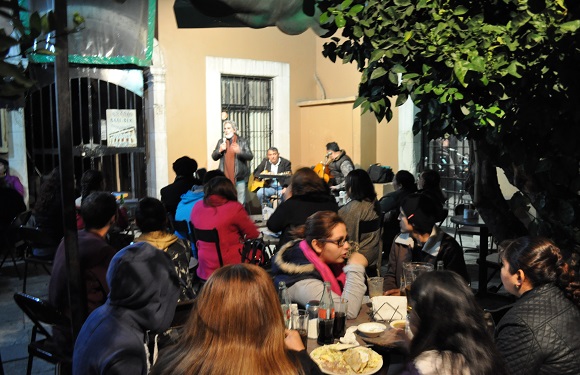 Asistentes al lugar