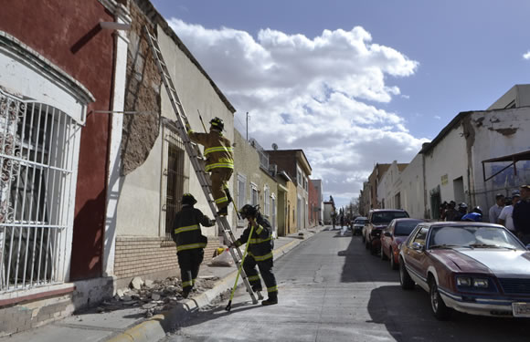 Se cae enjarre de fachada en casa de la calle Cuarta; habían reportado  derrumbe de barda | La Opción de Chihuahua